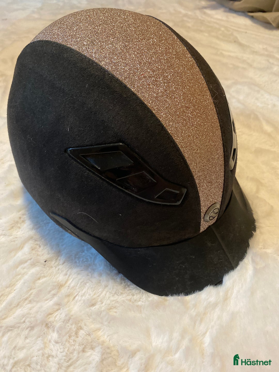 Hjälmar ryttarutrustning till salu: Rosa-lila hjälm Lynx 55 i Täby - Annons 1