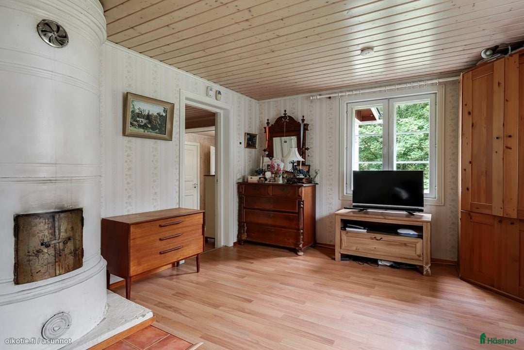  hästgårdar till salu: Charmigt timmerhus från 1800-talet med stall i Söderkulla - Annons 8