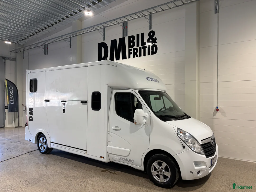 Hästlastbilar  fordon & transport till salu: Hästlastbil 2015 / V-galler / Drag / Bra lastvikt - Annons 1