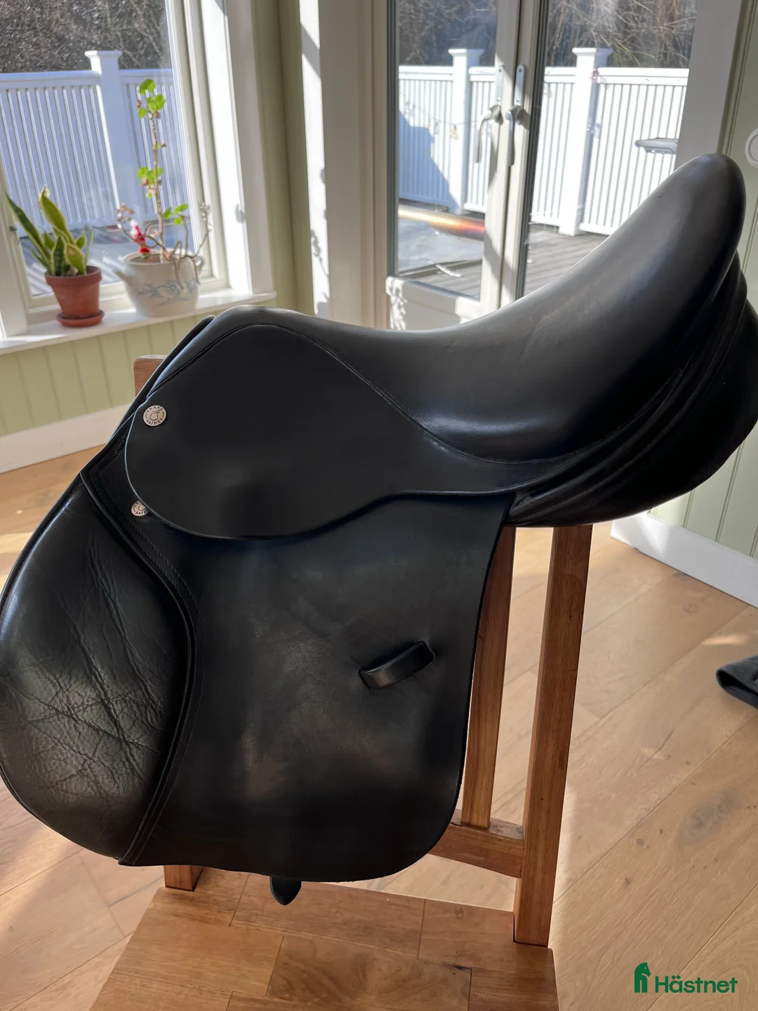 Sadlar hästutrustning till salu: Fin hoppsadel 16” - Annons 1