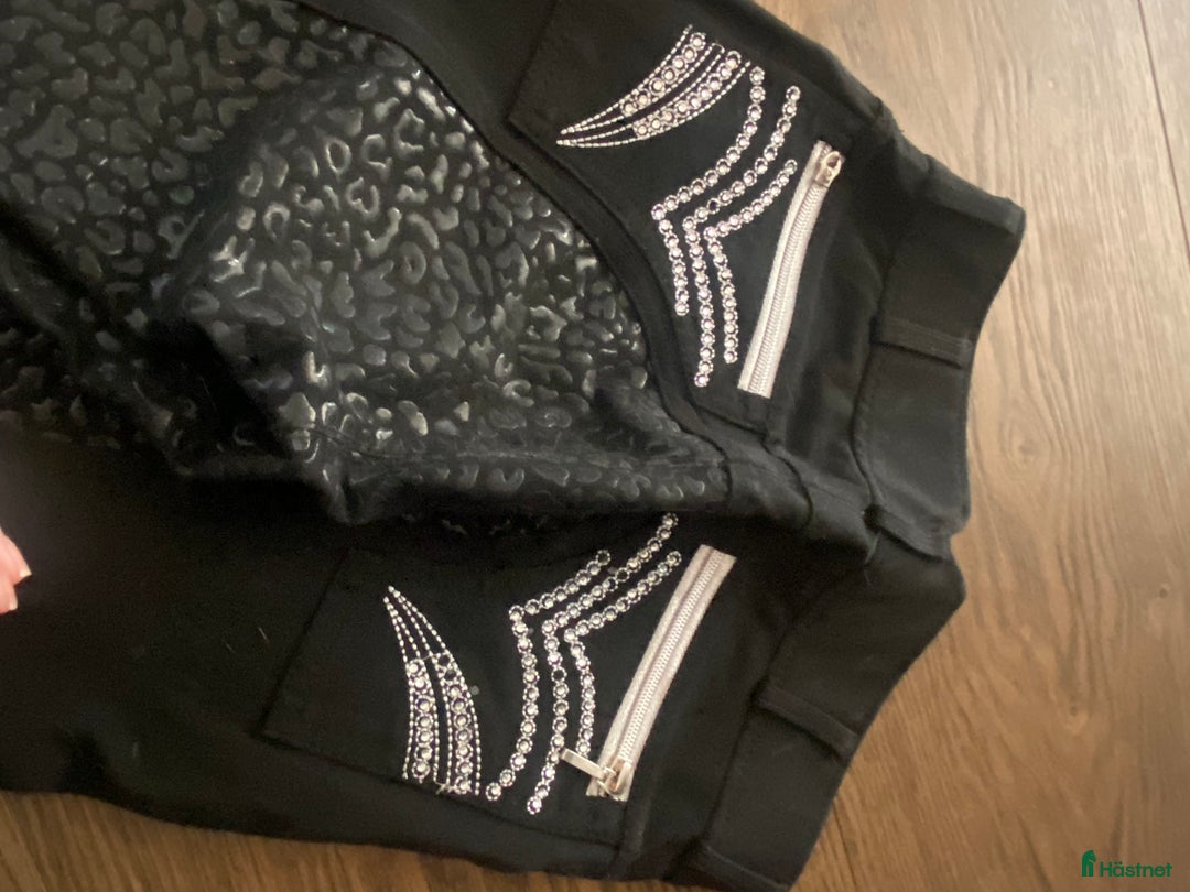 Ridbyxor ryttarutrustning till salu: Ridbyxor med snygga detaljer  i Varberg - Annons 2