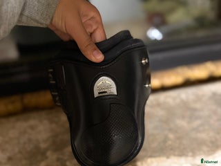 Benskydd hästutrustning till salu: Veredus svarta bakbensskydd i Tierp - Annons 4