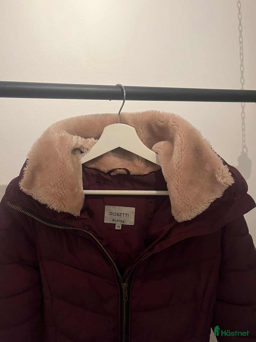 Jackor & Kavajer ryttarutrustning till salu: Vinröd vinterjacka säljes i Kalmar - Annons 3