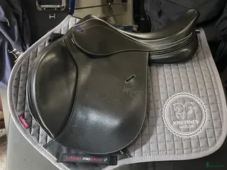 Sadlar hästutrustning till salu: Lippo Rivello Espanza i Hova - Annons 1