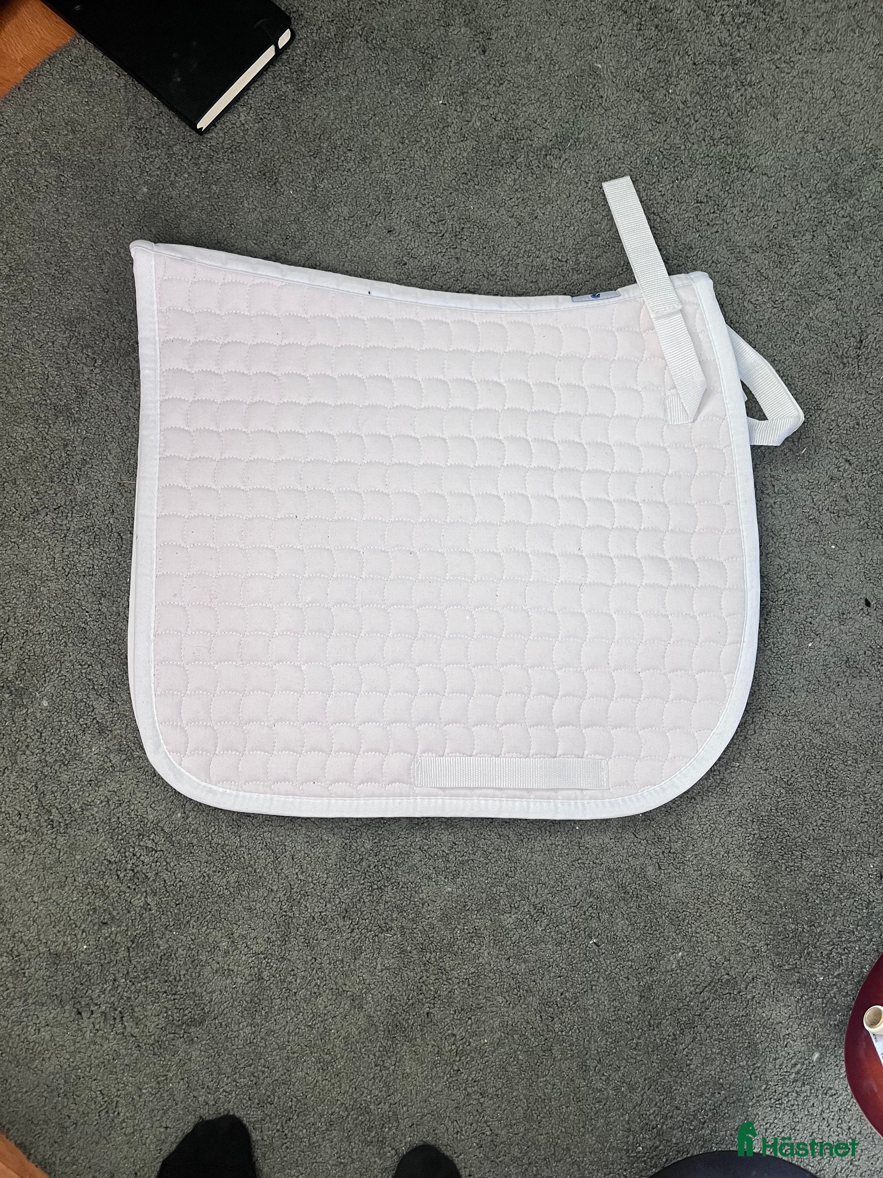 Schabrak & Vojlockar hästutrustning till salu: Vitt dressyrschabrak nyskick i Sollentuna - Annons 9