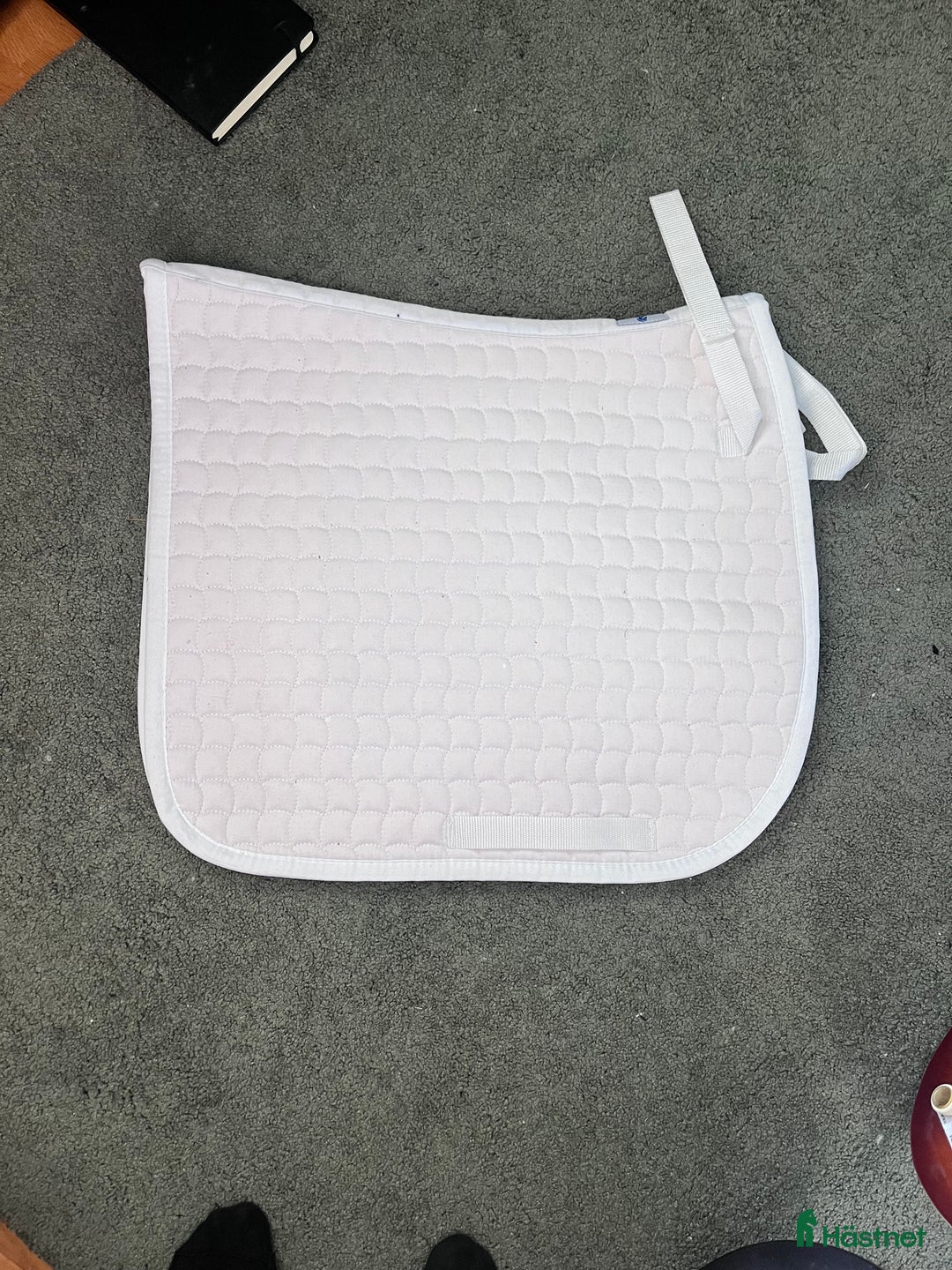 Schabrak & Vojlockar hästutrustning till salu: Vitt dressyrschabrak nyskick i Sollentuna - Annons 1