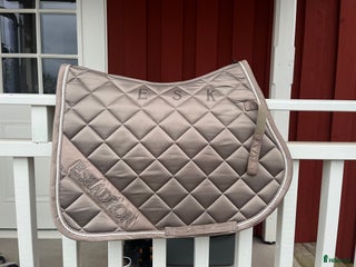 Schabrak & Vojlockar hästutrustning till salu: Eskadron schabrak i Arvika - Annons 1