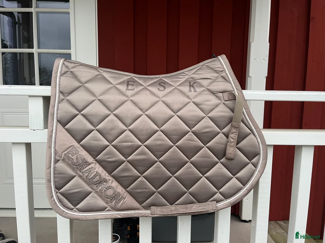 Schabrak & Vojlockar hästutrustning till salu: Eskadron schabrak i Arvika - Annons 1