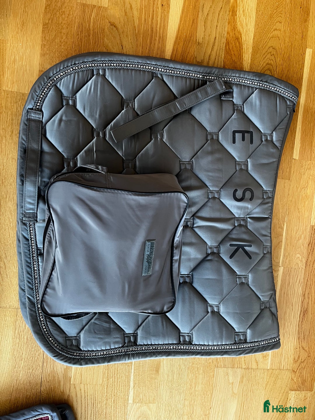 Schabrak & Vojlockar hästutrustning till salu: Eskadron set i Jönköping - Annons 1