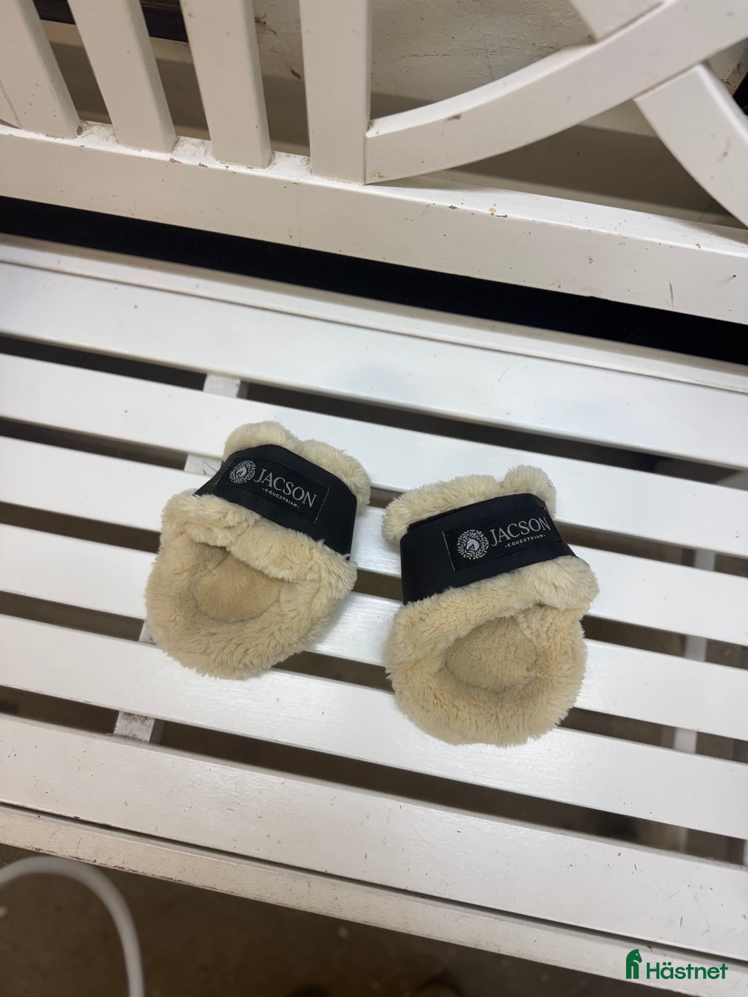 Benskydd hästutrustning till salu: Fina bakskydd använda 2 gånger  i Örebro - Annons 1