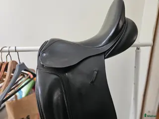 Sadlar hästutrustning till salu: Cliff barnsby dressyr 17,5 tum i Vallentuna - Annons 1