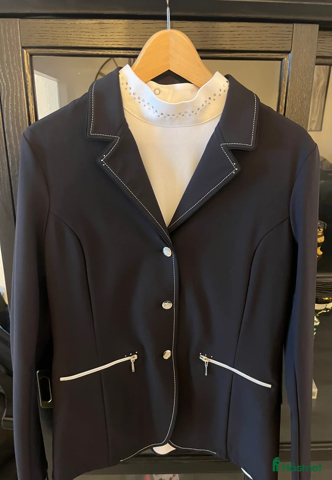 Jackor & Kavajer ryttarutrustning till salu: Ny oanvänd Kavaj + tävlingstopp - Annons 2