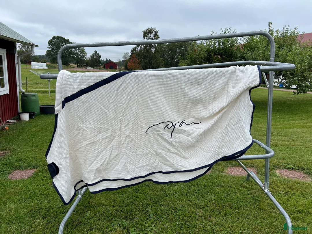 Täcken hästutrustning till salu: Dyon 155 i Kolbäck - Annons 1