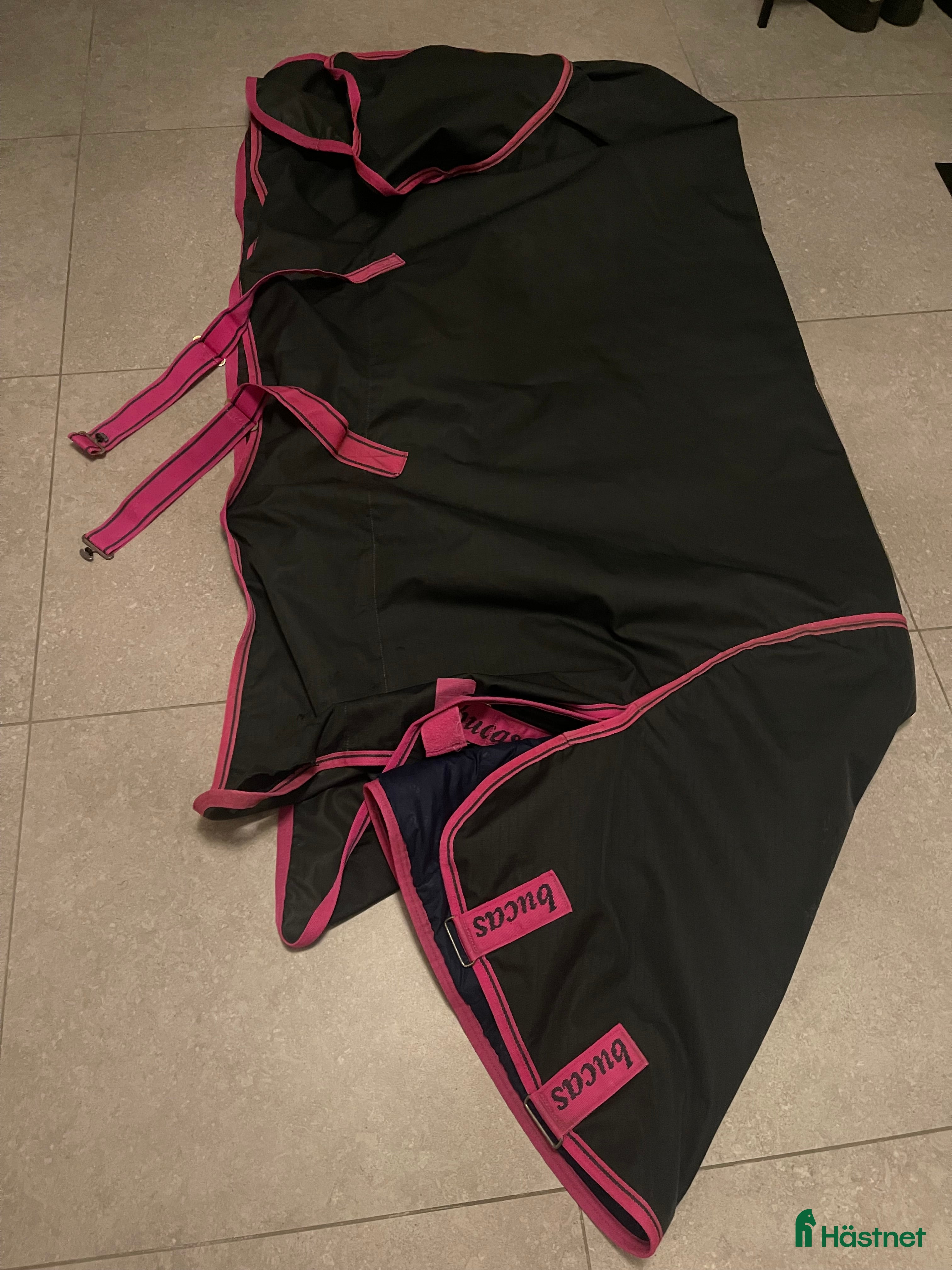 Täcken hästutrustning till salu: Bucas freedom 150 gram i Norrtälje - Annons 3