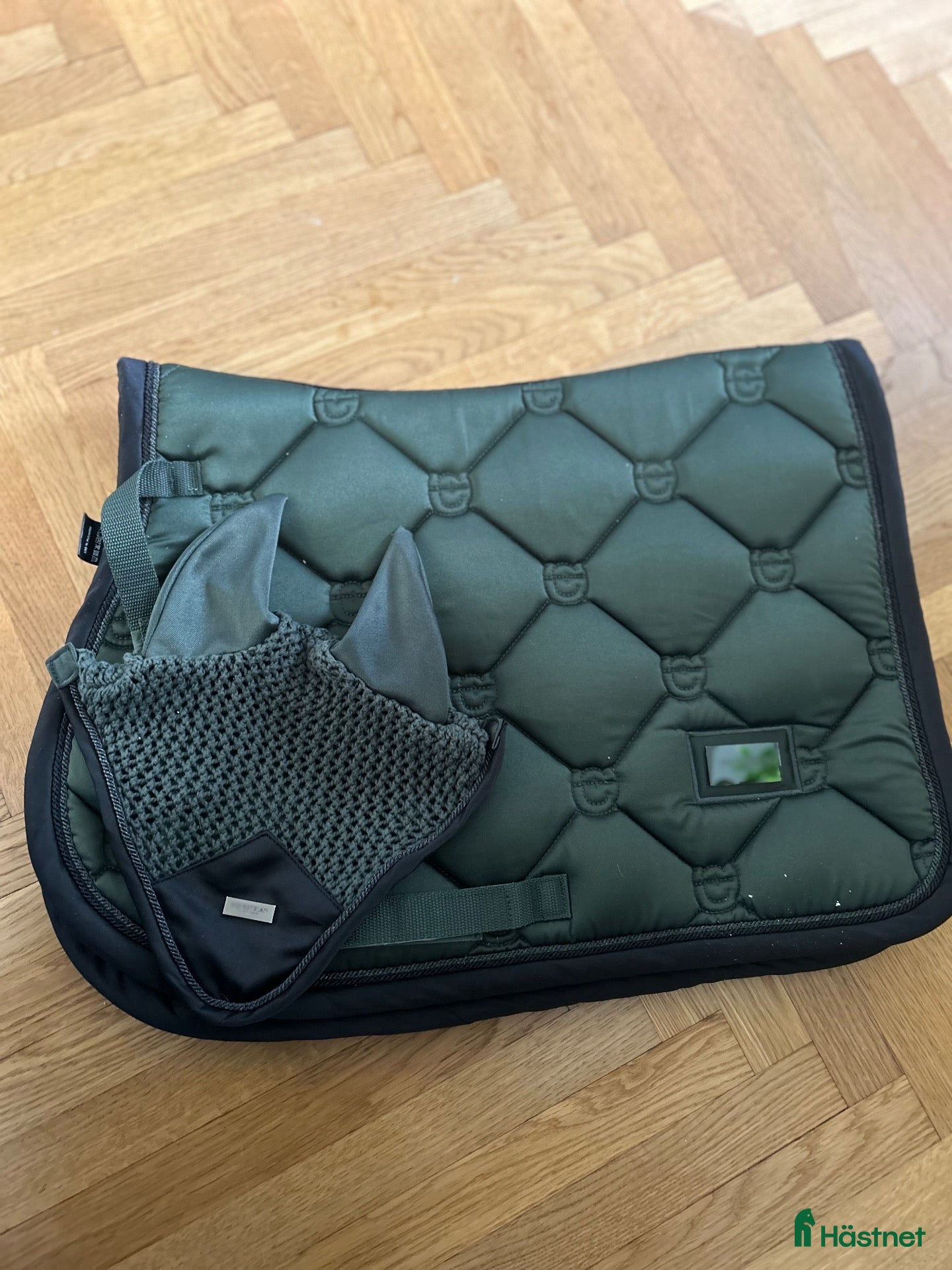 Schabrak & Vojlockar hästutrustning Equestrian Stockholm hoppschabrak m matchande huva - Annons 1