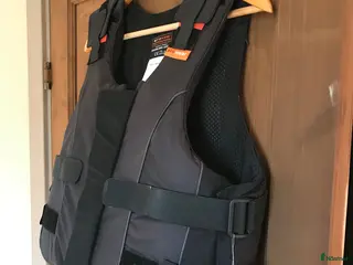 Säkerhetsvästar ryttarutrustning till salu: Airowear säkerhetsväst - Annons 1