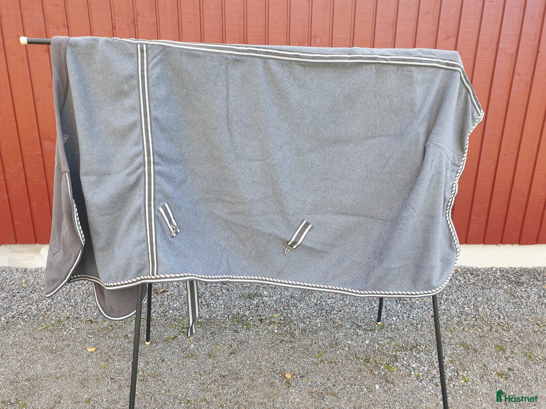 Täcken hästutrustning till salu: Tjockt fleecetäcke, 165 cm i Lerum - Annons 2
