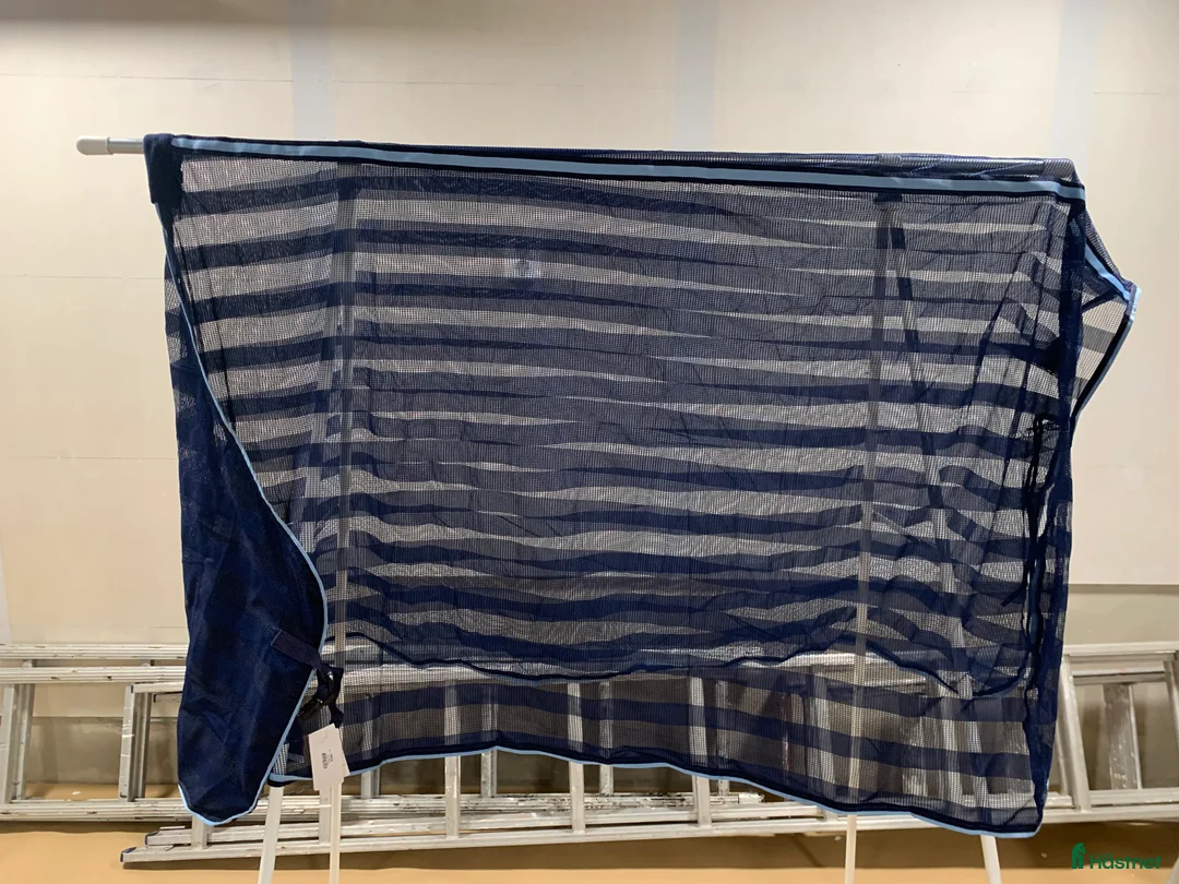 Täcken hästutrustning till salu: Flugtäcke 85kr alt 187kr inkl frakt  i Jönköping - Annons 1