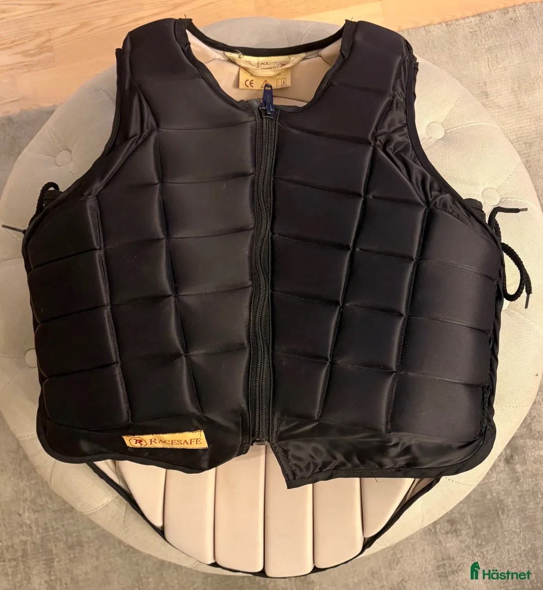 Säkerhetsvästar ryttarutrustning till salu: Säkerhetsväst Racesafe XL (lång modell) – 700 kr i Enköping - Annons 1