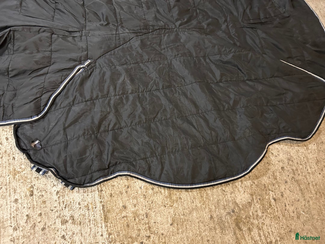 Täcken hästutrustning till salu: 3 olika täcken stl.145  + olika lindor  i Vellinge - Bild 5