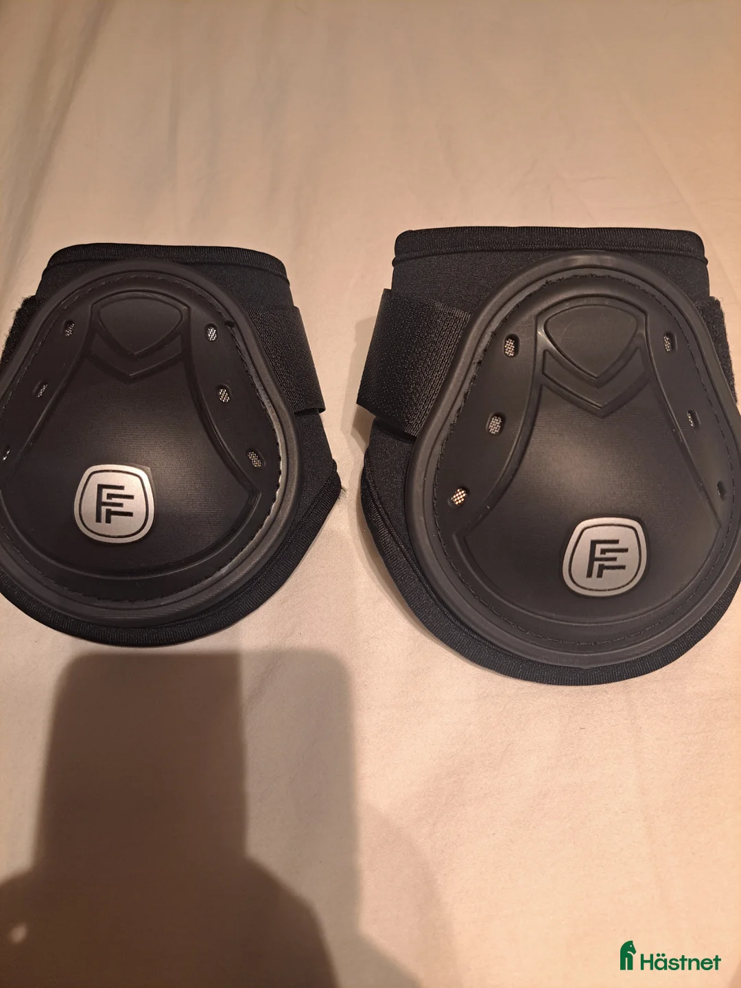 Benskydd hästutrustning till salu: Helt nya oanvända bakskrapor från hööks - Annons 1