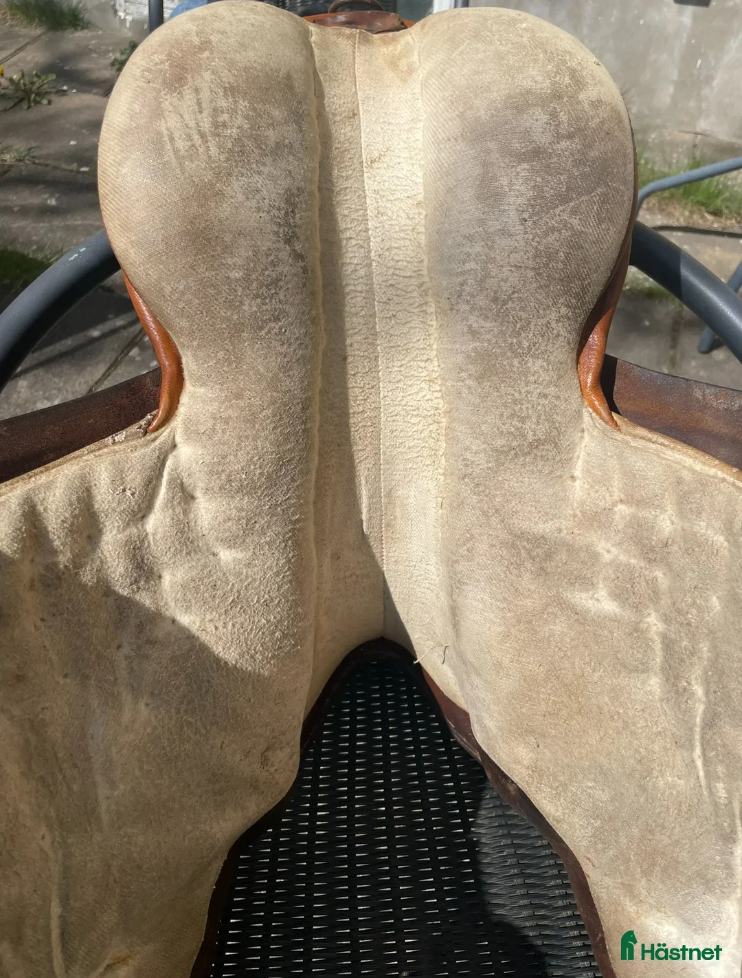 Sadlar hästutrustning till salu: Äldre snygg hoppsadel i Gnosjö - Annons 3