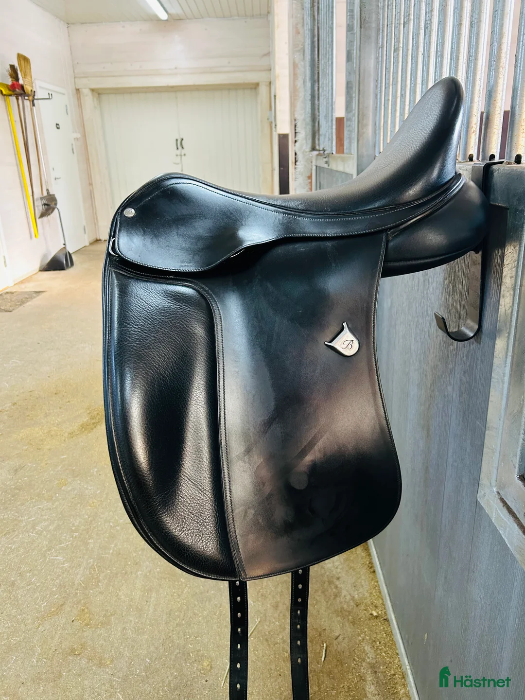 Sadlar hästutrustning till salu: Bates Dressage dressyrsadel 17,5″ – justerbar bom i Kungsbacka - Annons 1