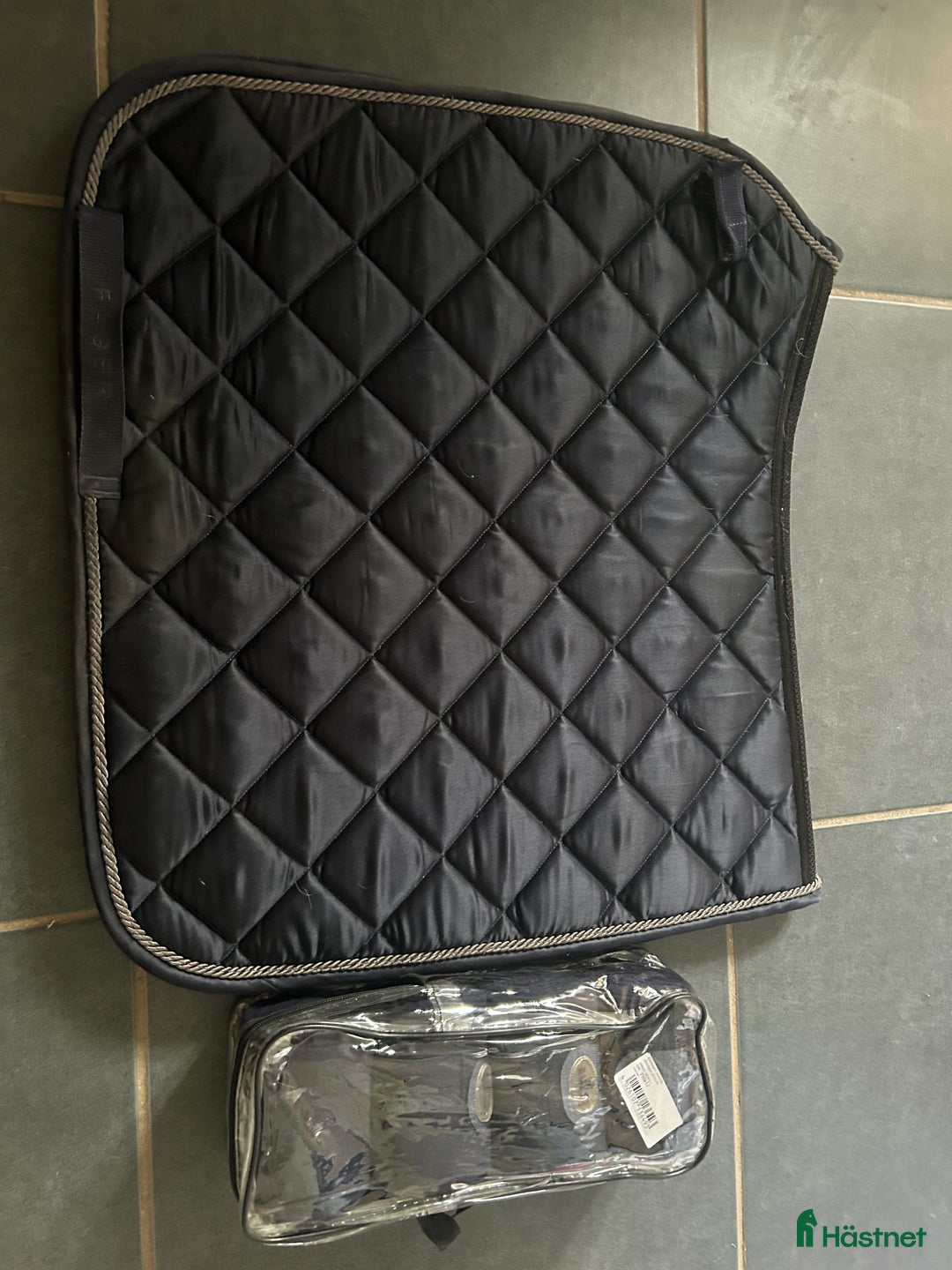 Schabrak & Vojlockar hästutrustning till salu: Fager schabrak och nya matchende lindor  i Vellinge - Annons 4