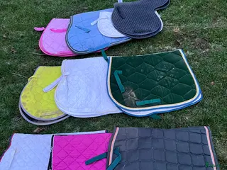 Schabrak & Vojlockar hästutrustning till salu: Paket med 10 schabrak i Västra Ämtervik - Annons 2