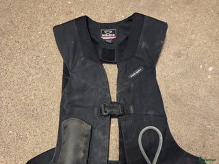 Säkerhetsvästar ryttarutrustning till salu: Airbag väst i Kalmar - Annons 11