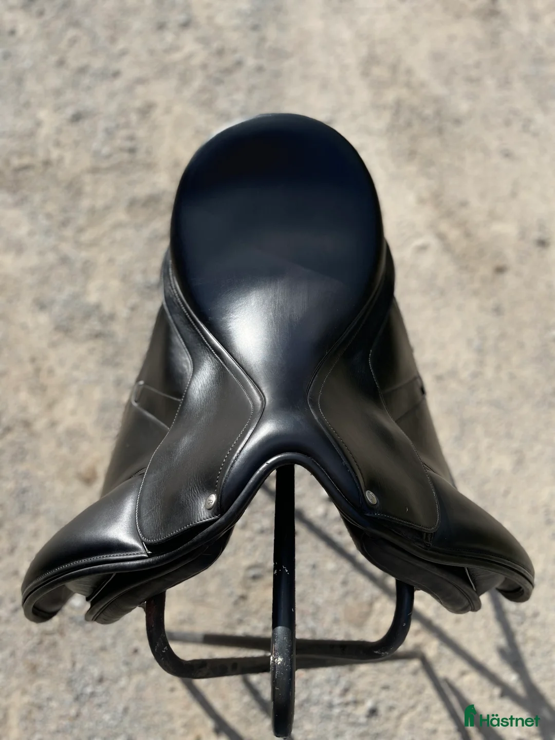 Sadlar hästutrustning till salu: Bates dressyrsadel med utbytbara kopparjärn i Tullinge - Annons 2