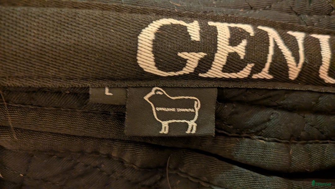 Schabrak & Vojlockar hästutrustning till salu: Pad, sadelpad Genuine sherpa  i Ärla - Annons 3