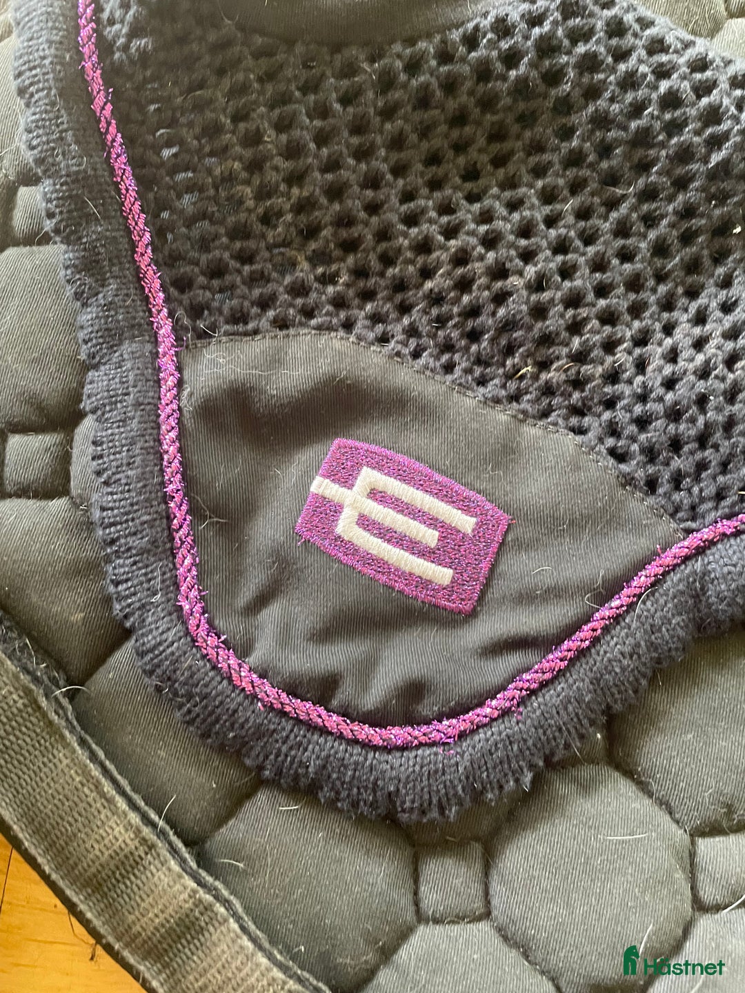 Schabrak & Vojlockar hästutrustning till salu: Super snyggt e-logga schabrak och huva🤩💜 i Simlångsdalen - Annons 4