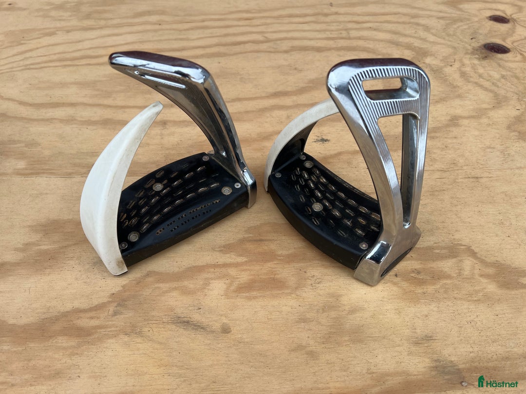 Stigbyglar hästutrustning till salu: S2 safe riding stigbyglar  i Brålanda - Annons 2