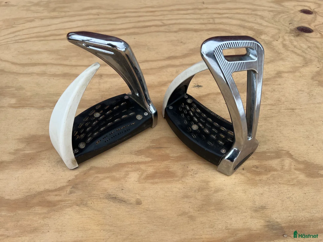 Stigbyglar hästutrustning till salu: S2 safe riding stigbyglar  i Brålanda - Annons 2