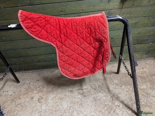 Schabrak & Vojlockar hästutrustning till salu: Säljes röd vojlock i Hallstavik - Annons 1