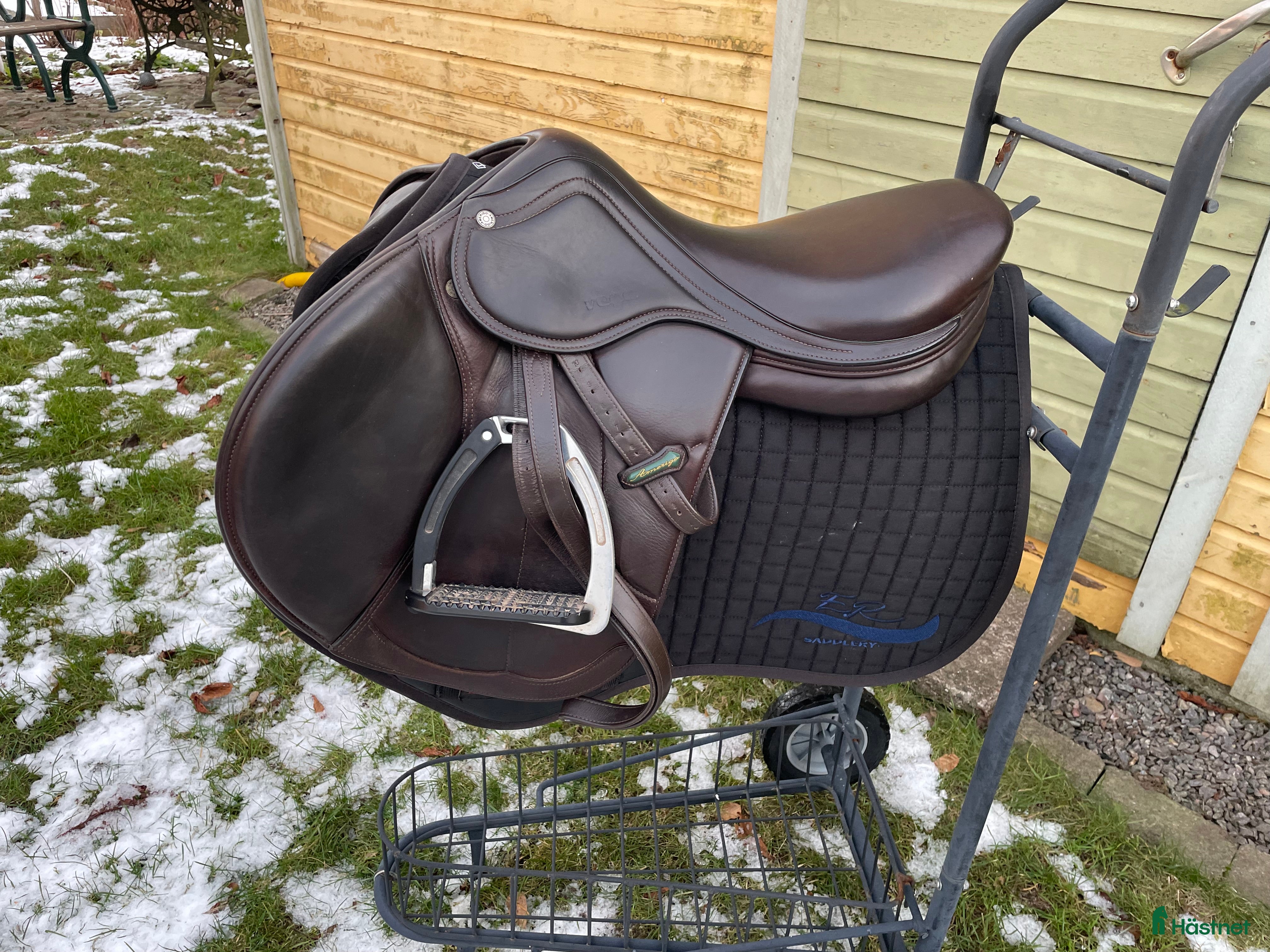 Sadlar hästutrustning till salu: Välvårdad hoppsadel - Annons 1