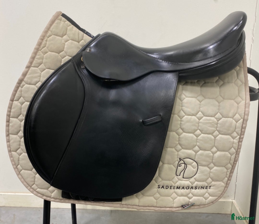 Sadlar hästutrustning till salu: Frank Baines hoppsadel i Knivsta - Annons 1