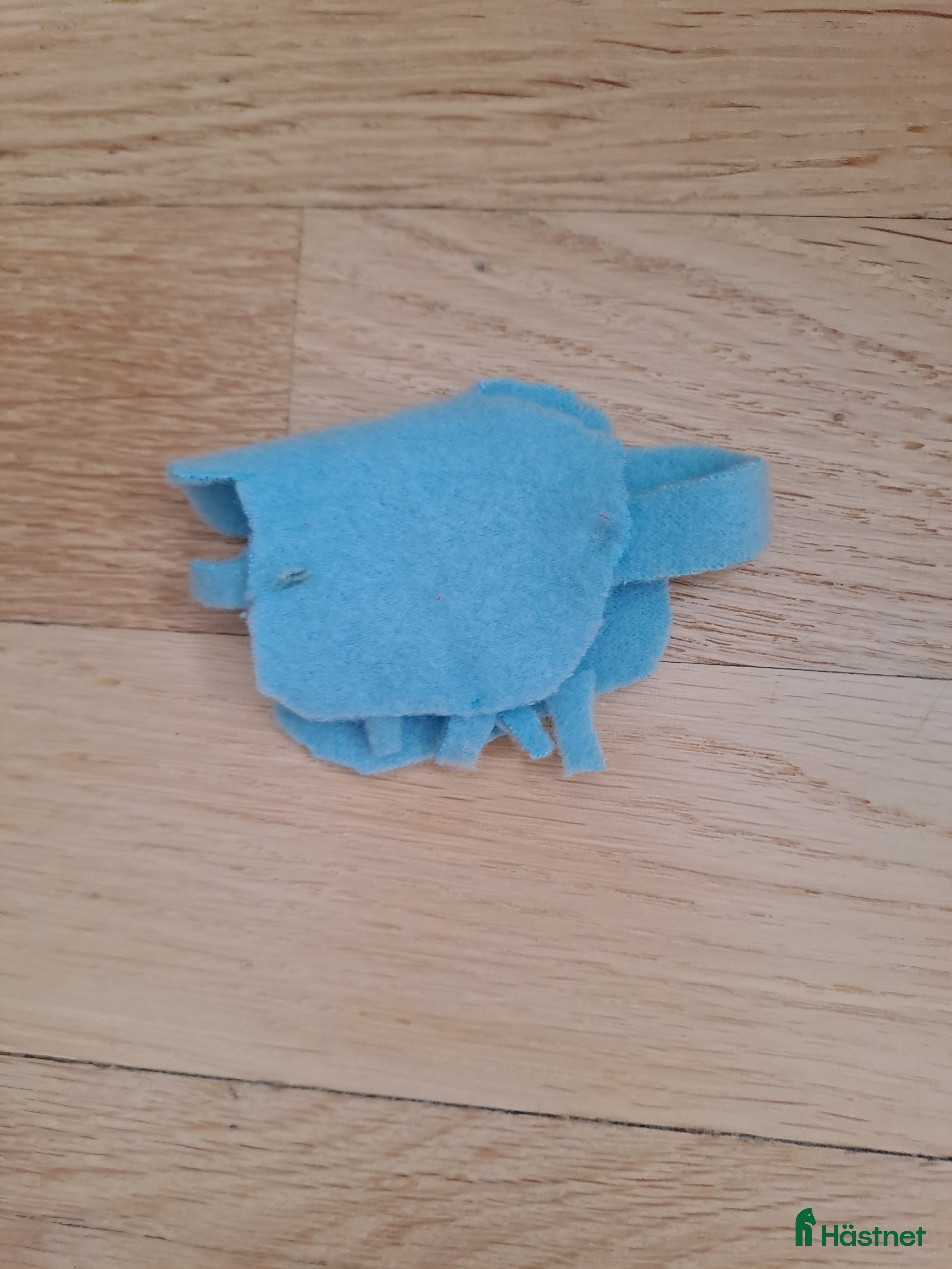 Hästinspirerad heminredning övrig utrustning till salu: Fint blått täcke till schleich unghäst i fleece! i Västerfärnebo - Annons 3