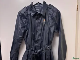 Övrigt Ridkläder ryttarutrustning till salu: Regnjacka för ridning i Tyresö - Annons 1