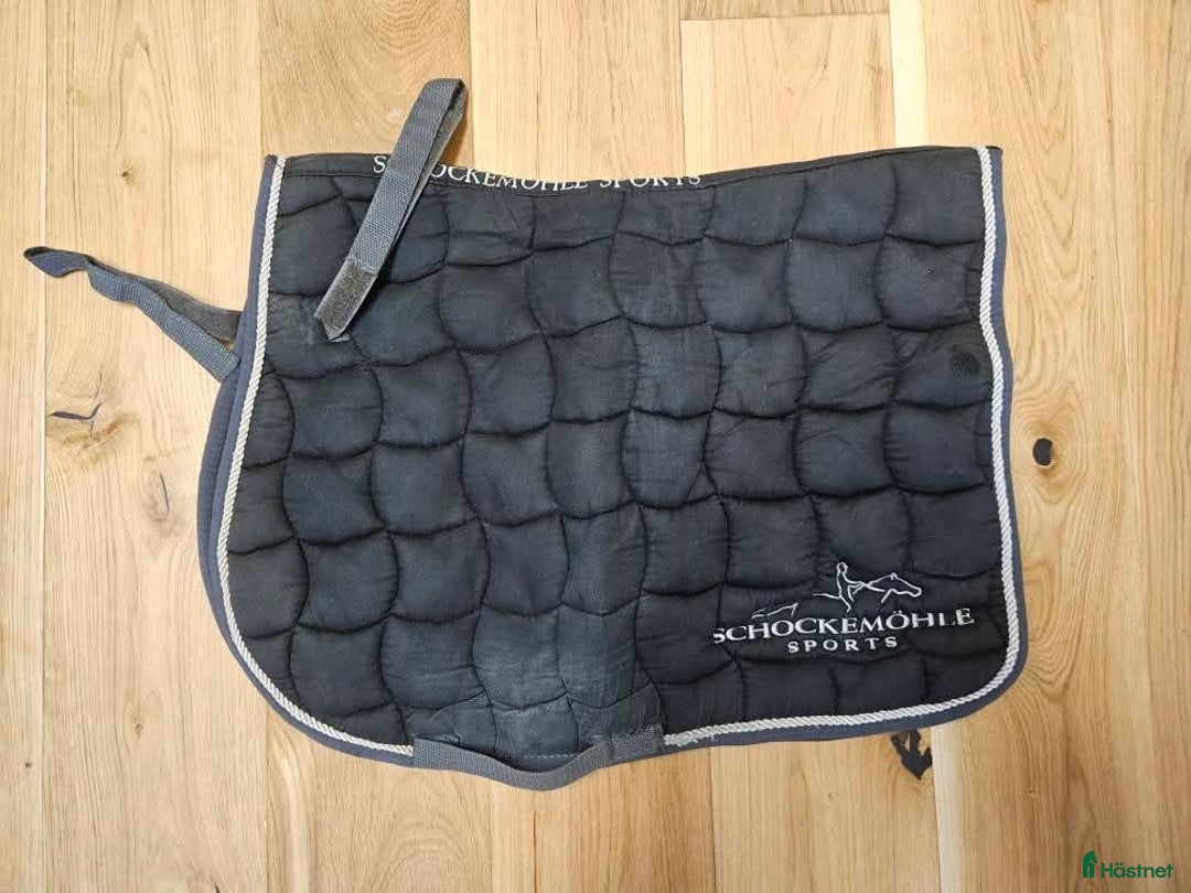 Schabrak & Vojlockar hästutrustning till salu: Utrensning märkesschabrak i Bandhagen - Annons 5