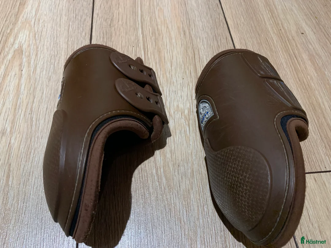 Benskydd hästutrustning till salu: Veredus bak skydd  i Alsterbro - Annons 1