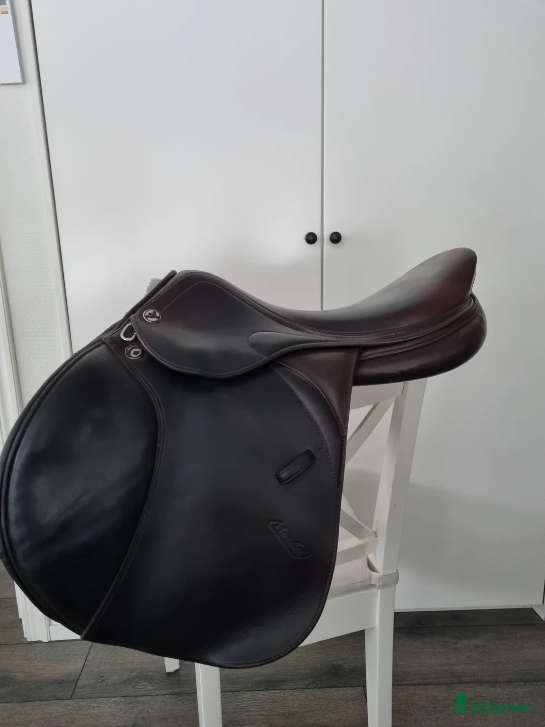 Sadlar hästutrustning till salu: Fin brun hoppsadel 17" i Tvååker - Annons 1