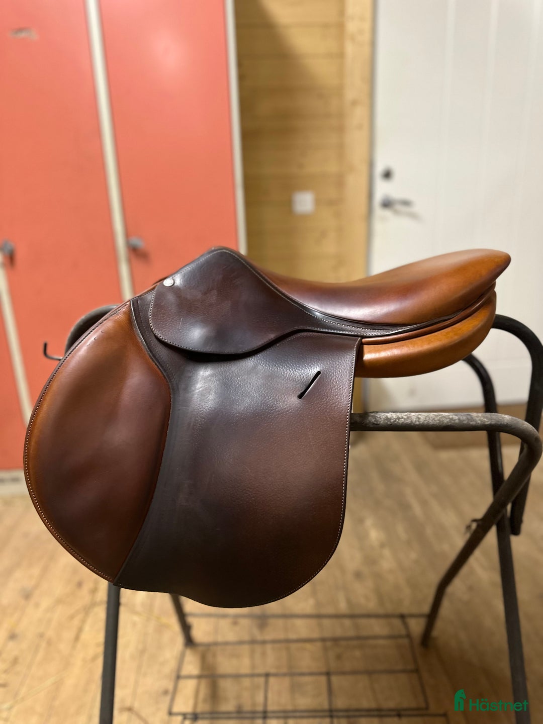 Sadlar hästutrustning till salu: Butet i fint skick i Södertälje - Annons 1