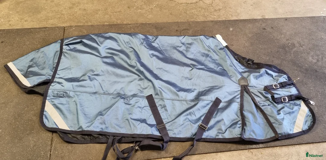 Täcken hästutrustning till salu: Shires Typhoon i Sölvesborg - Annons 1