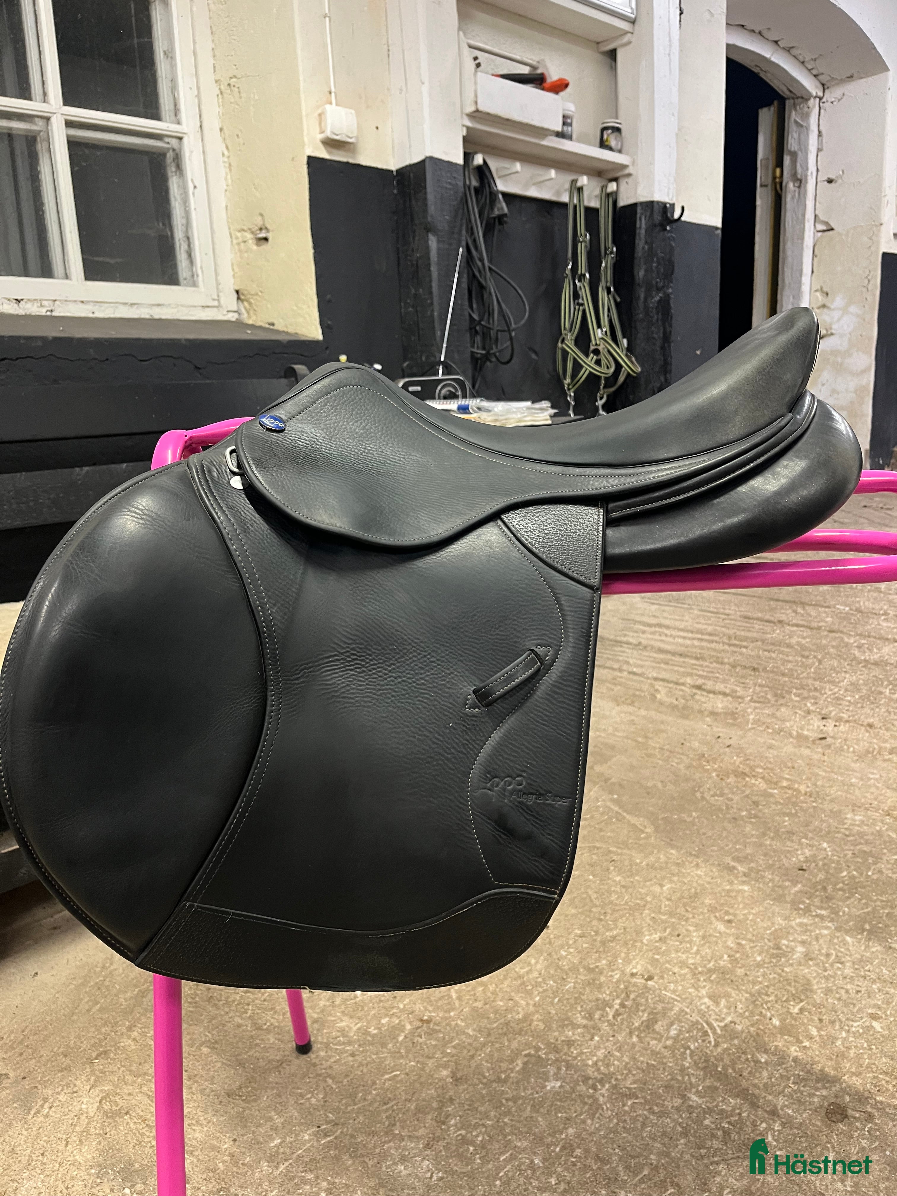 Sadlar hästutrustning till salu: Svart Lippo hoppsadel  i Vara - Annons 1