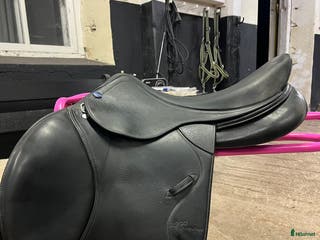Sadlar hästutrustning till salu: Svart Lippo hoppsadel i Vara - Annons 5