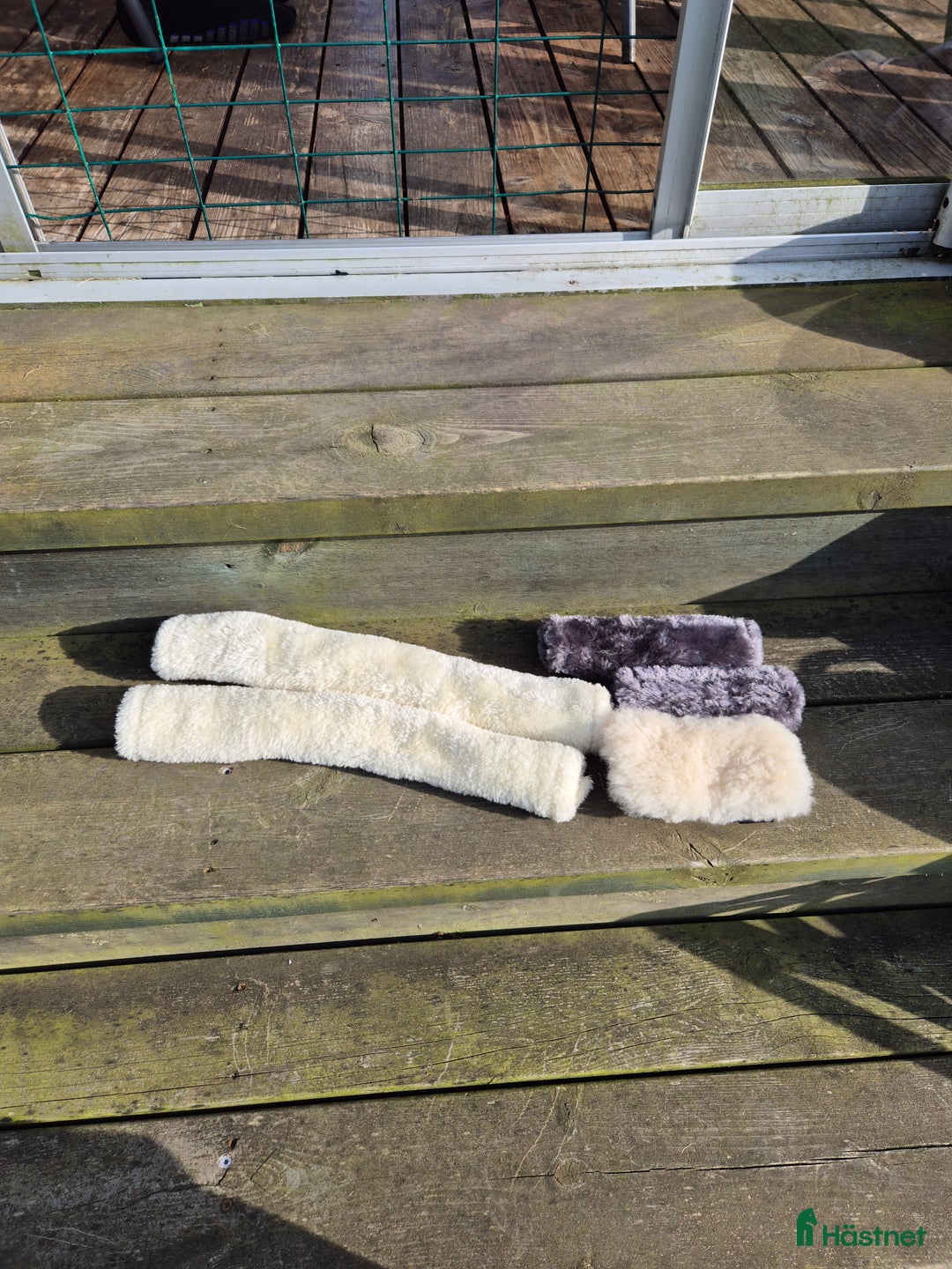 Övrig Hästutrustning hästutrustning till salu: Grått och vitt fluff i Dingle - Annons 1