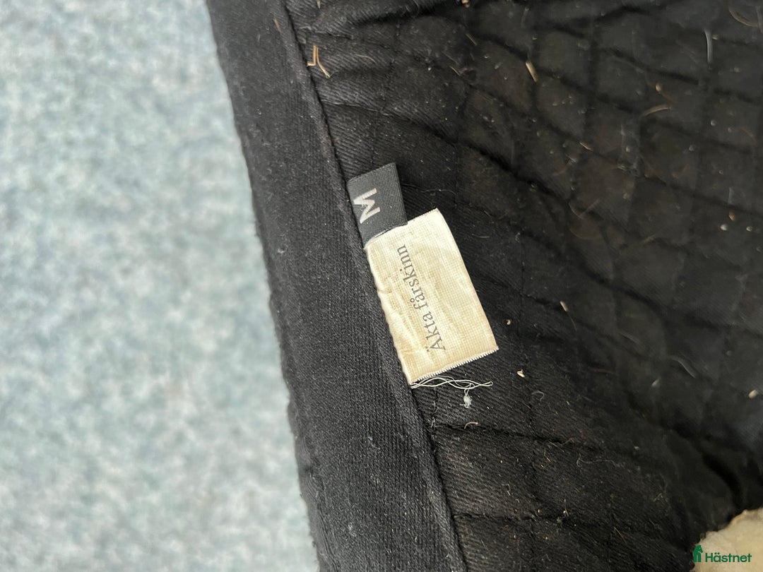 Sadeltillbehör hästutrustning till salu: Magplatta 135, fårskinnspadd  i Bankeryd - Annons 6