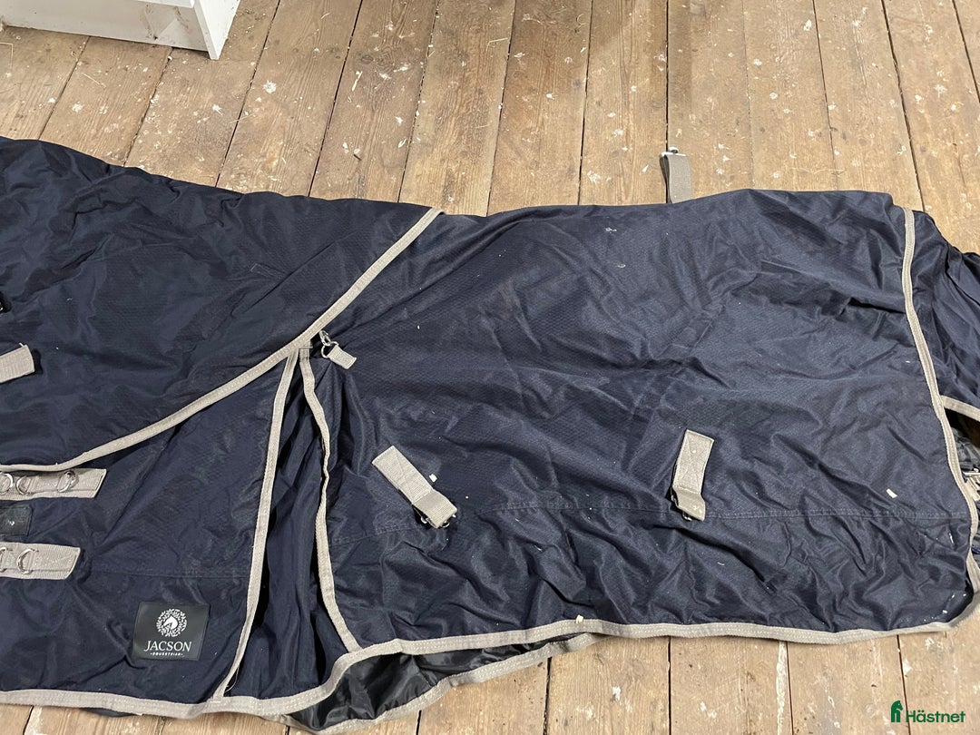 Täcken hästutrustning till salu: Täcken FINT SKICK i Hudiksvall - Annons 4